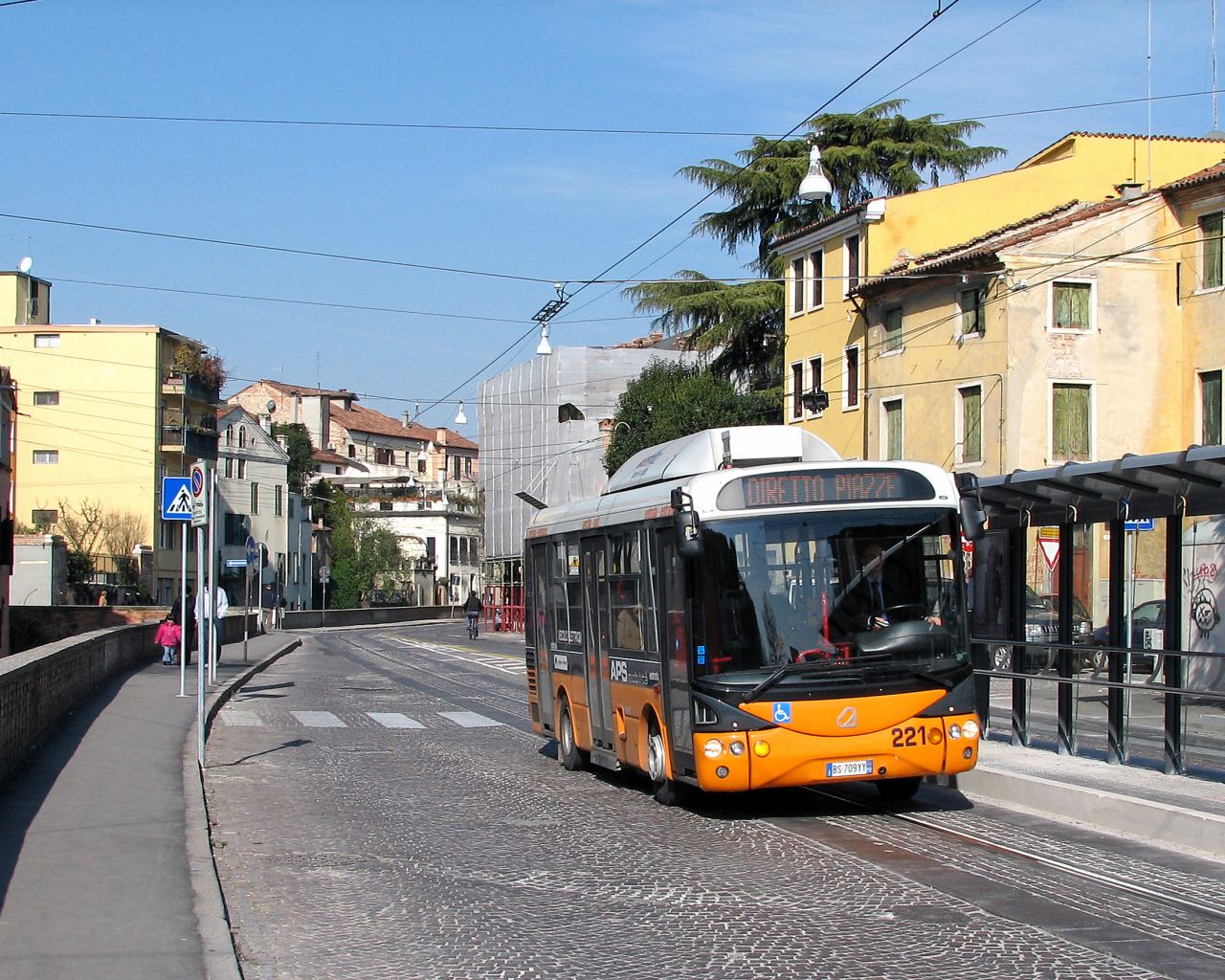 Автобус на улице города в Падуе, Италия