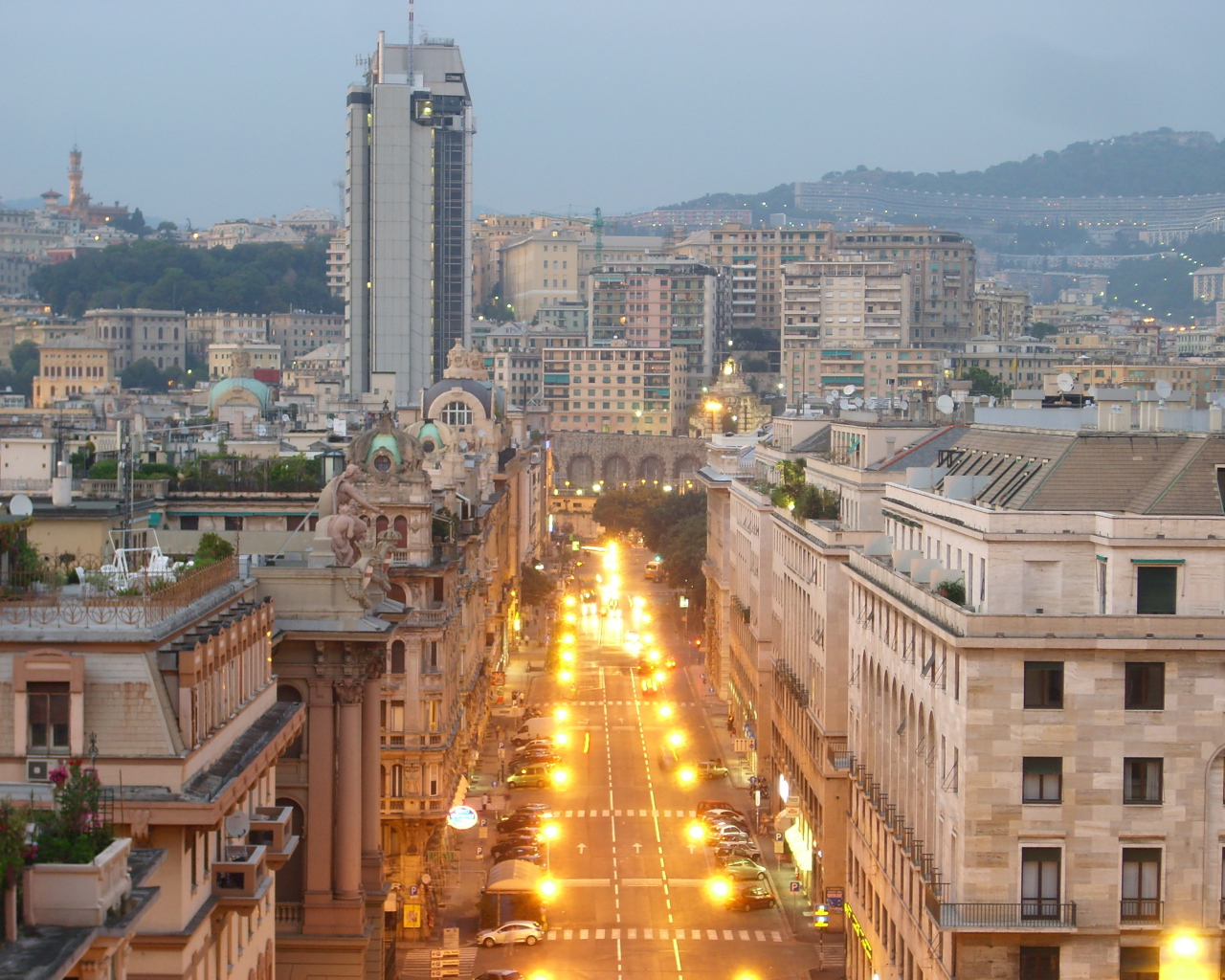 Оживленная улица в Лигурии, Италия