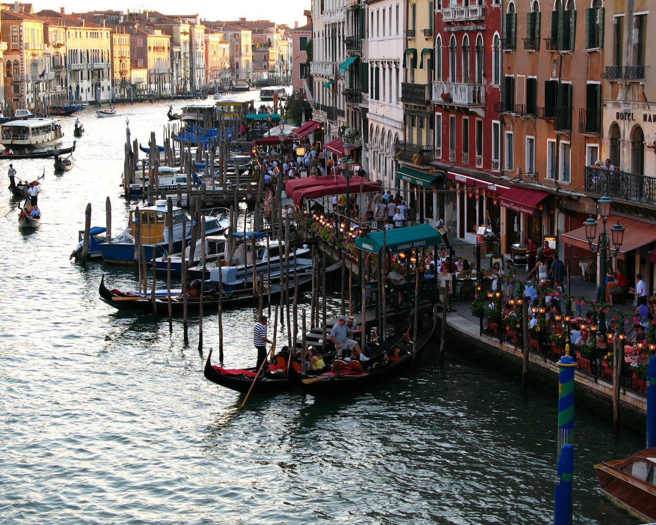 Оживленная улица в Венеции, Италия