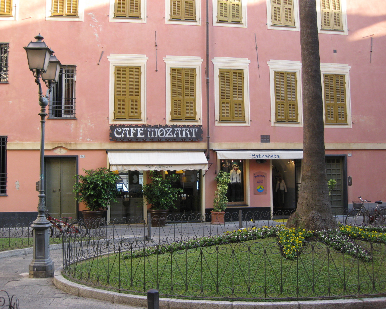 Кафе Моцарт на курорте Алассио, Италия