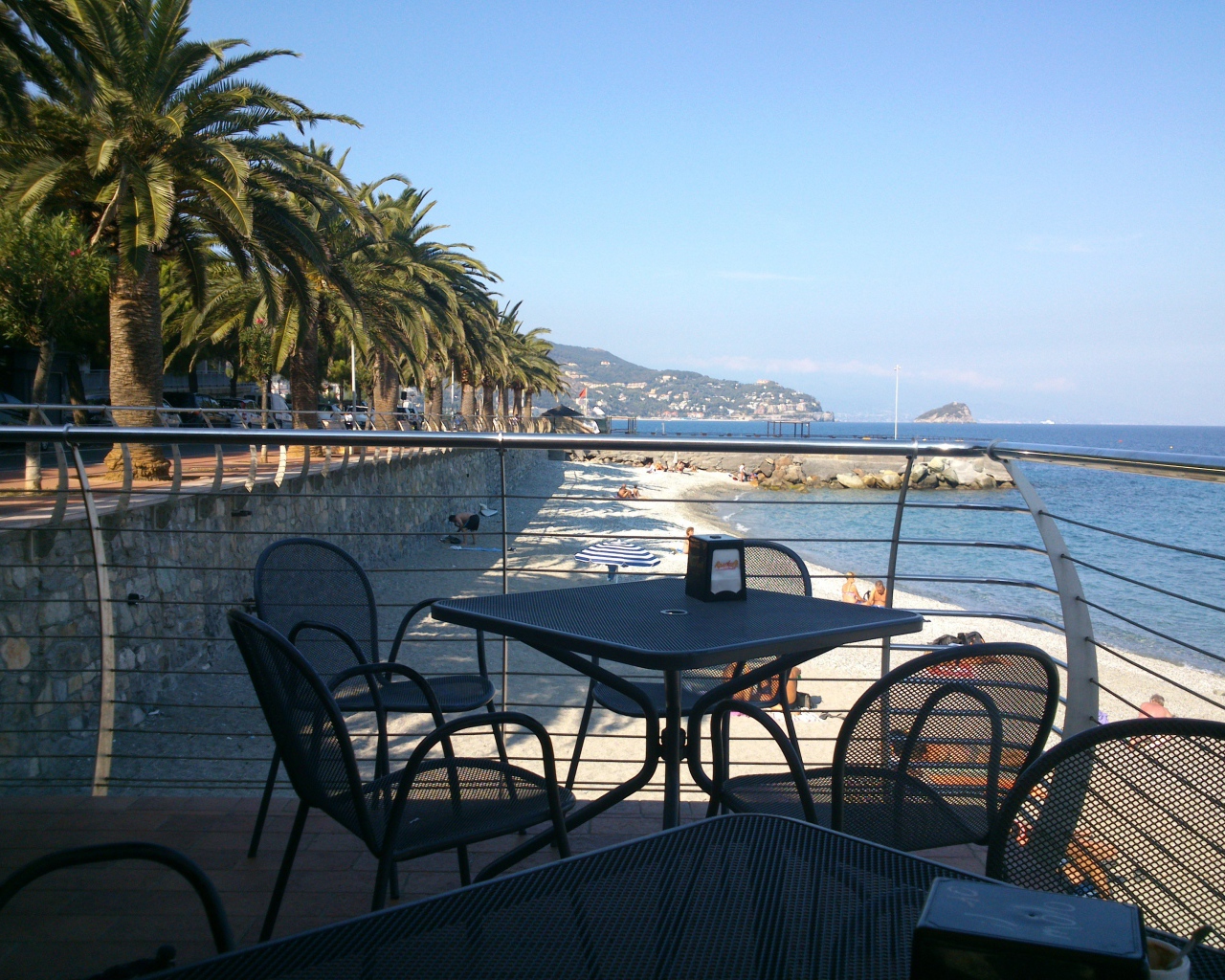 Кафе на пляже на курорте Ноли, Италия