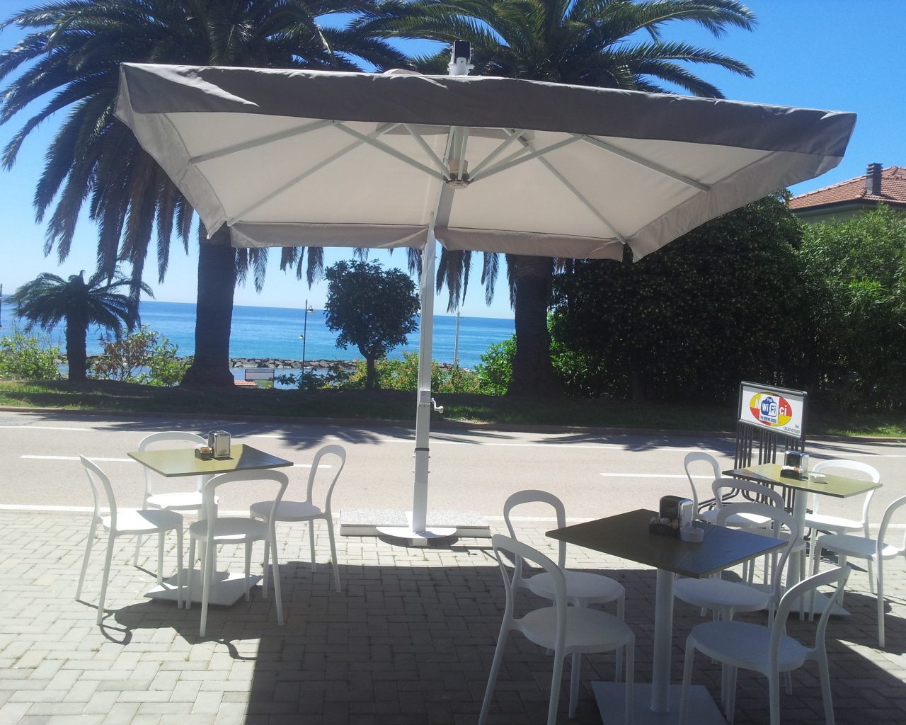 Кафе на набережной в Санто Стефано аль Маре, Италия