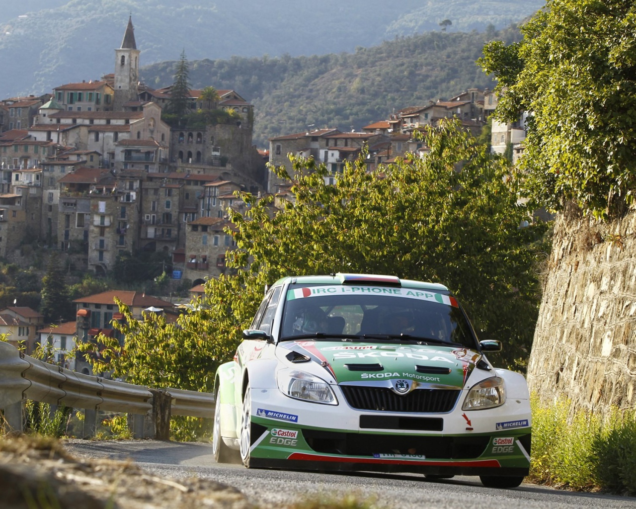 Автомобиль на фоне города в Сан Ремо, Италия