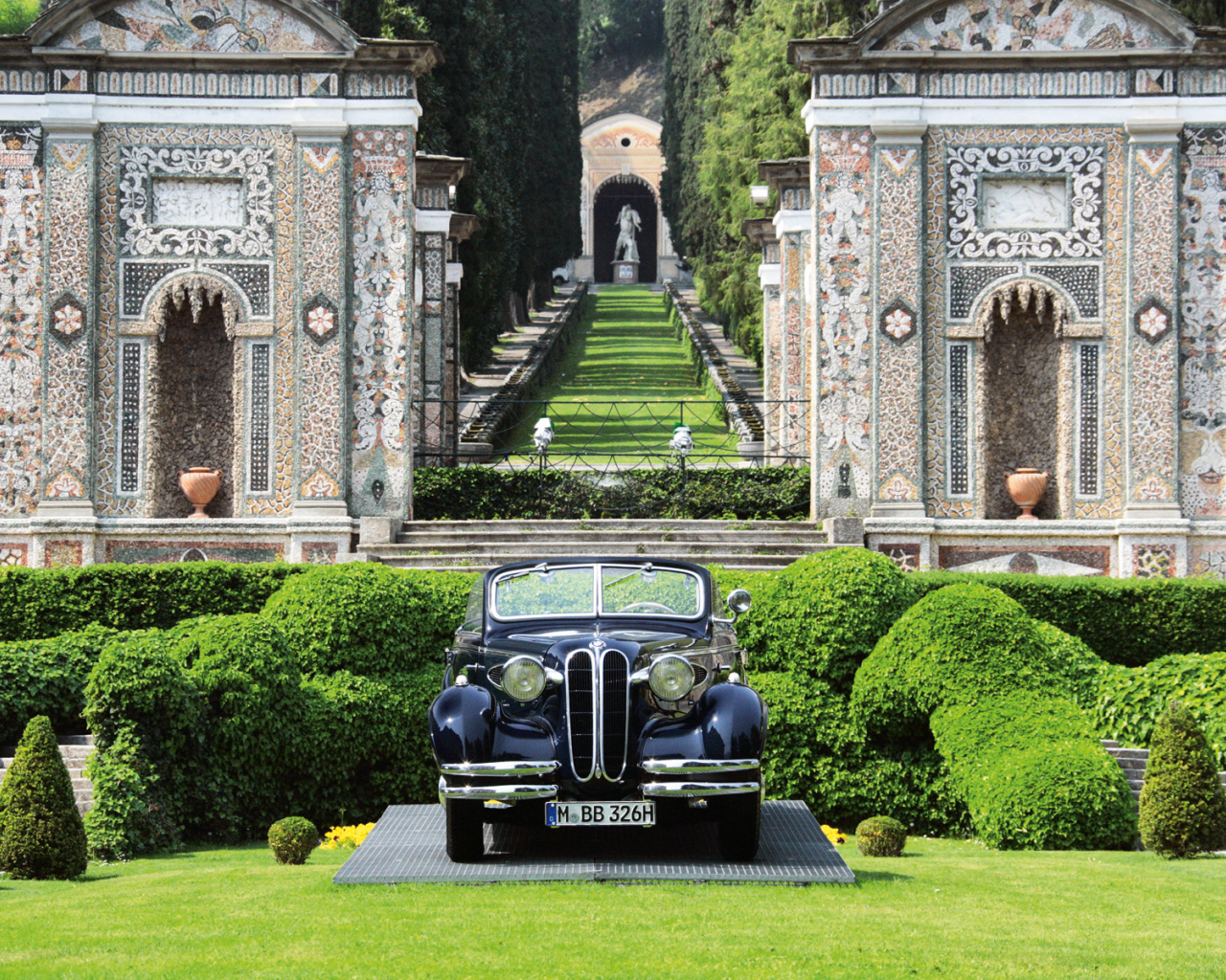 Автомобиль на фоне сада в Тиволи, Италия