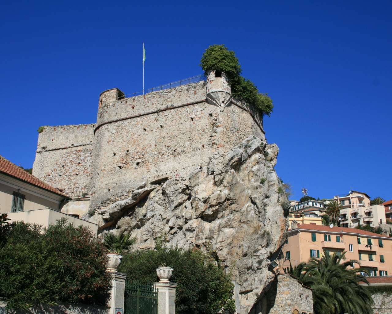 Замок на курорте в Пьетра Лигуре, Италия