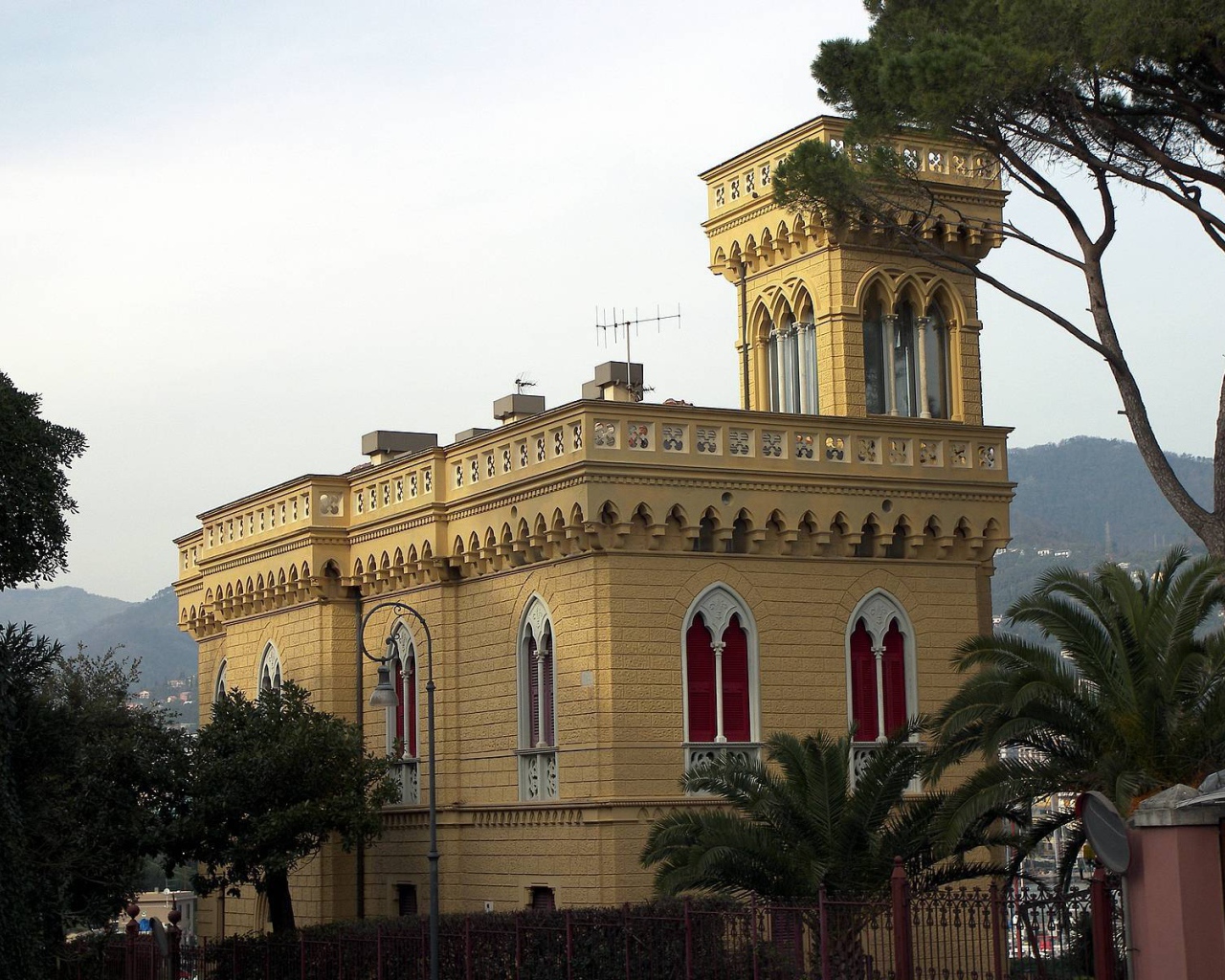 Замок на курорте Рапалло, Италия