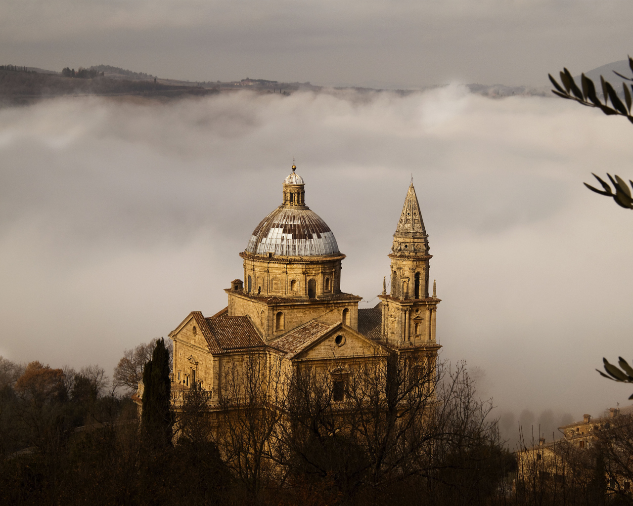 Собор на фоне тумана в Сиене, Италия