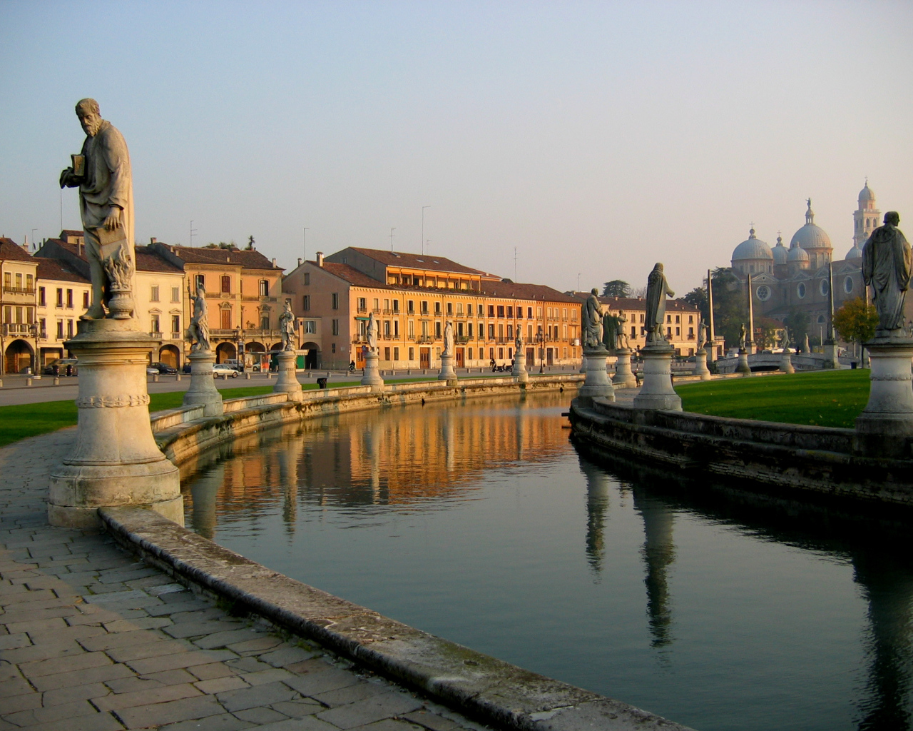 Канал в окружении статуй в Падуе, Италия