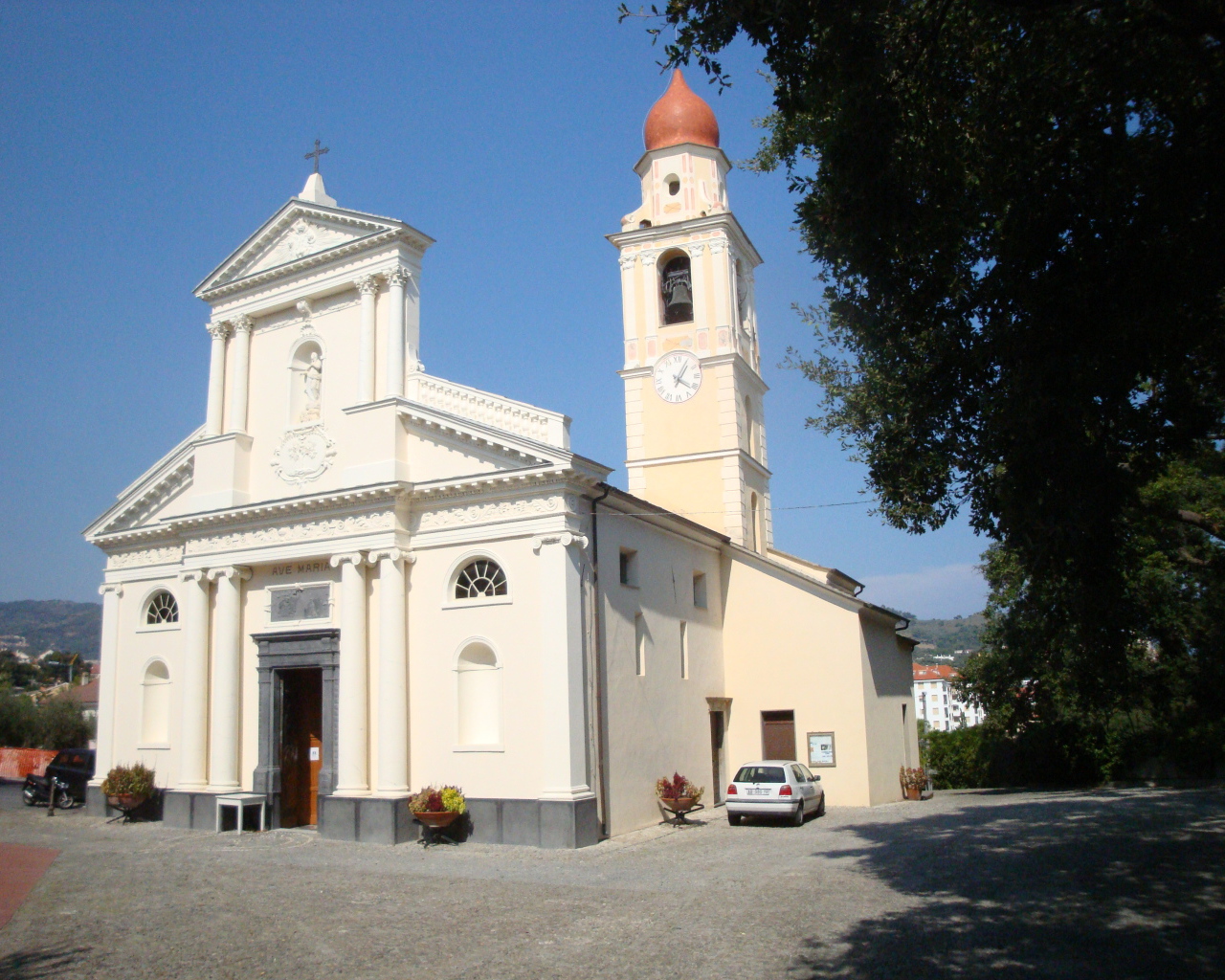 Церковь на курорте Сан Бартоломео Аль Маре, Италия