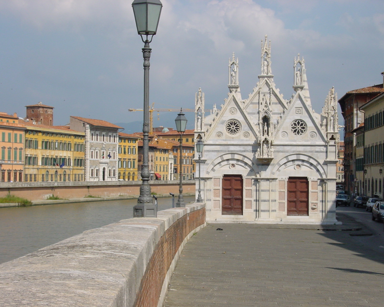 Церковь на берегу канала в Пизе, Италия