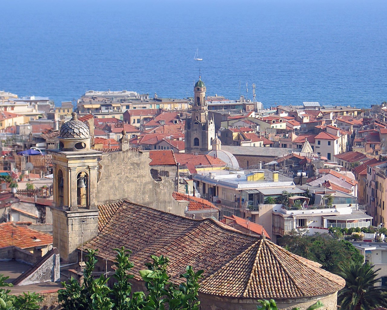 Город на фоне моря в Сан Ремо, Италия