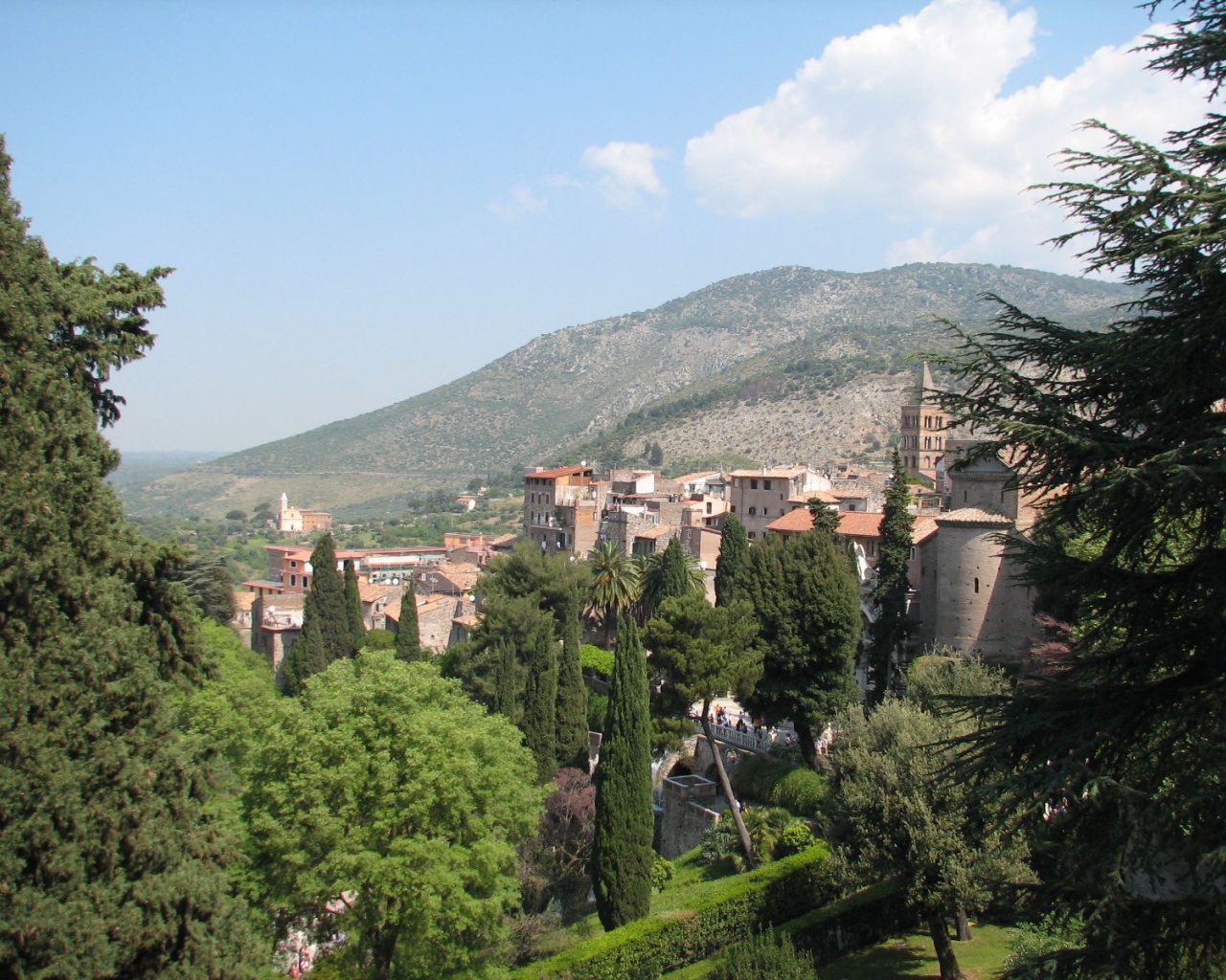 Город на фоне горы в Тиволи, Италия