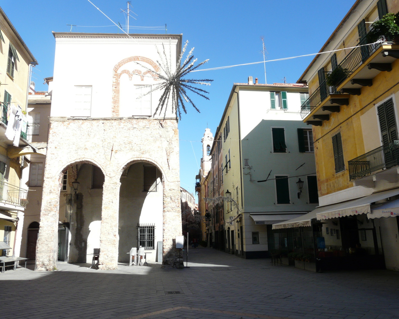 Городская улица в Лоано, Италия