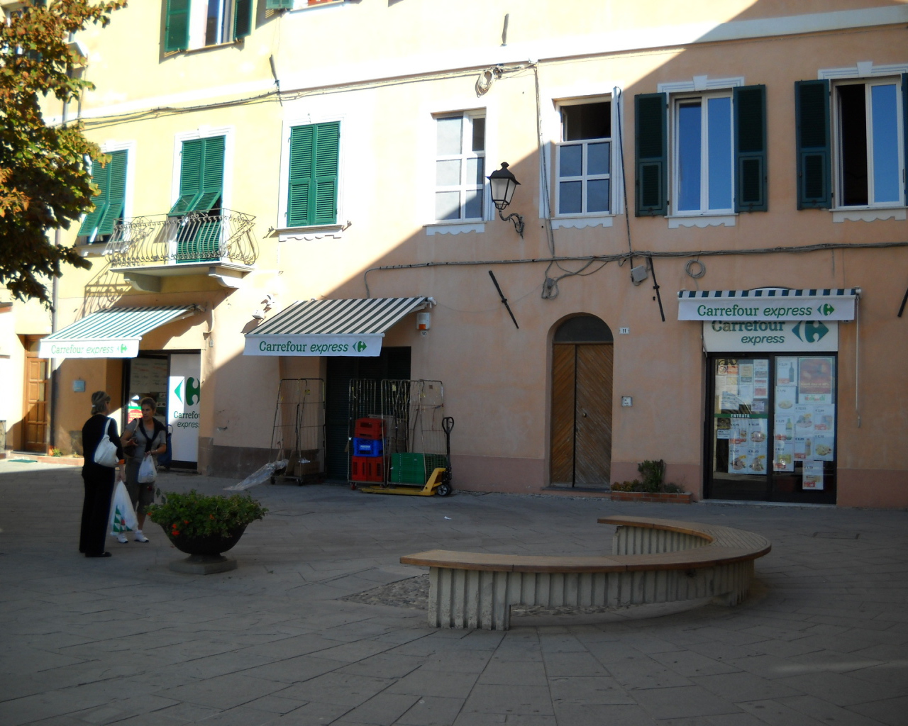 Городская улица в Санто Стефано аль Маре, Италия