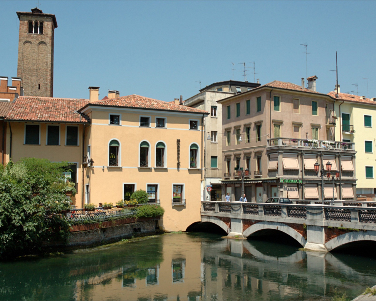 Городская улица на курорте Лидо ди Езоло, Италия