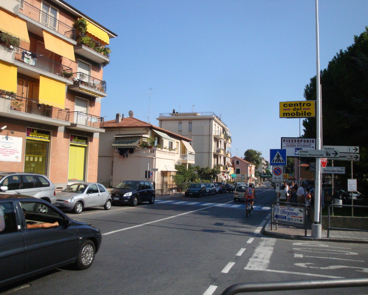 Городская улица на курорте Сан Бартоломео Аль Маре, Италия