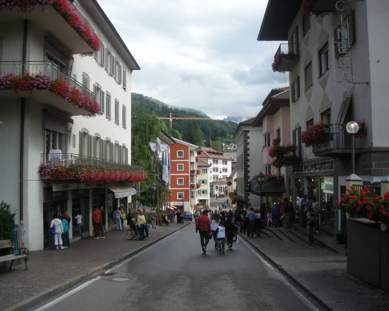 Городские улицы на курорте Ортизей, Италия