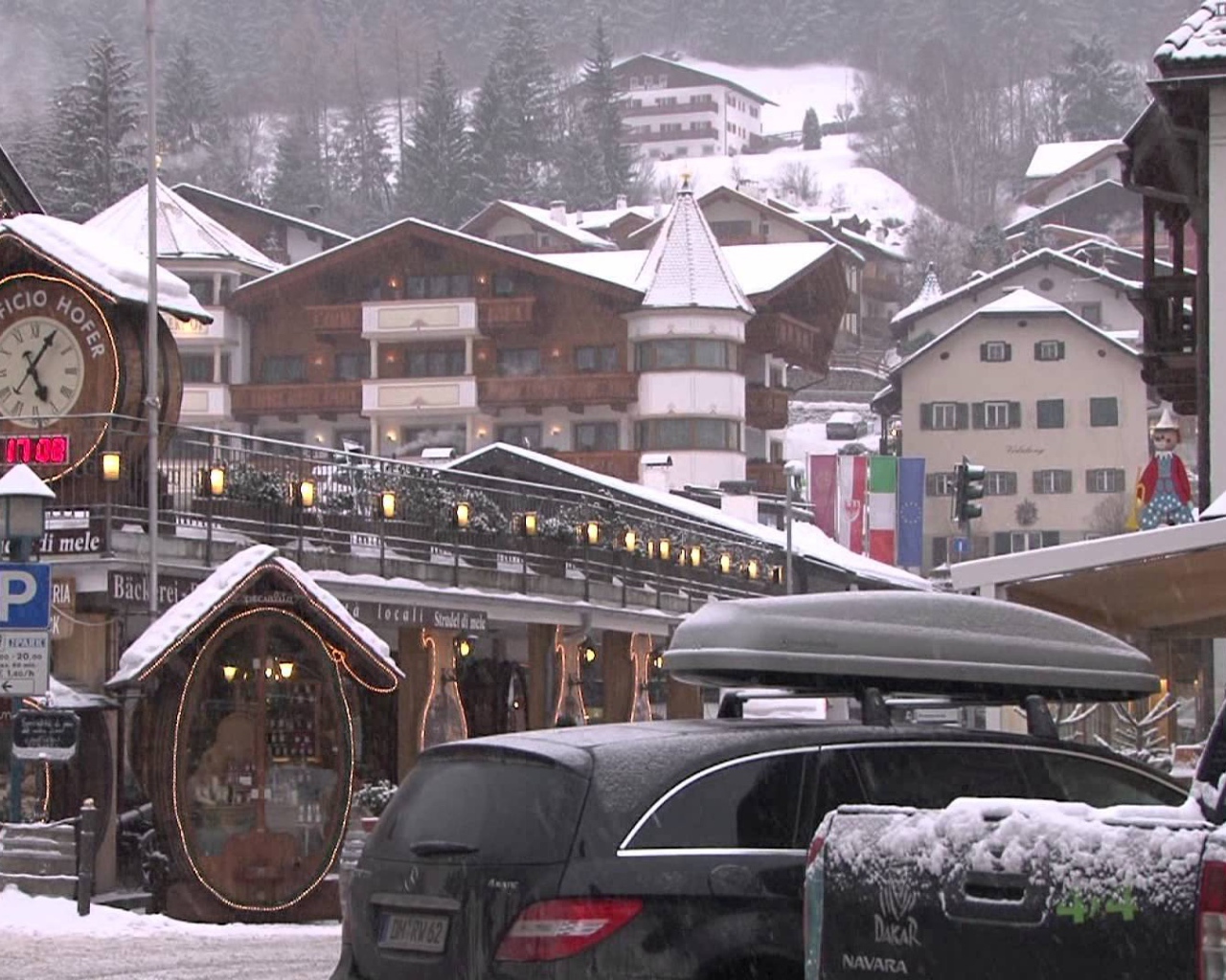 Городские улицы на горнолыжном курорте Валь Гардена, Италия