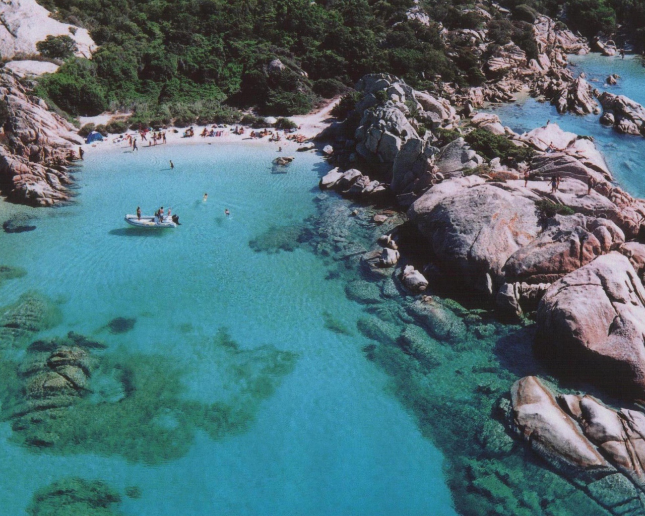 Прозрачная вода в лагуне на курорте Коста Смеральда, Италия
