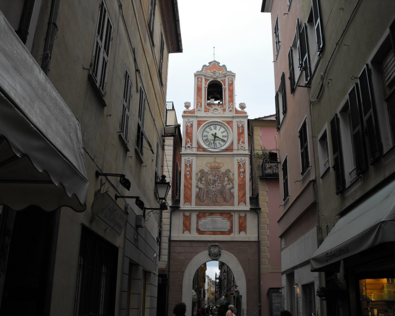 Башня с часами в Лоано, Италия