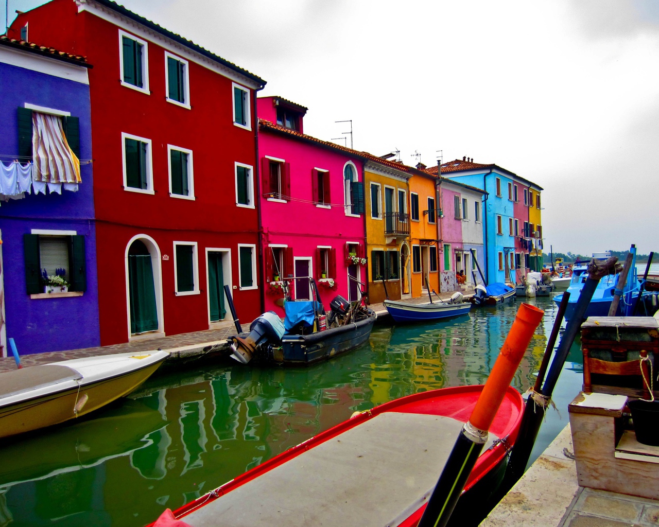 Разноцветные дома на острове Мурано, Италия