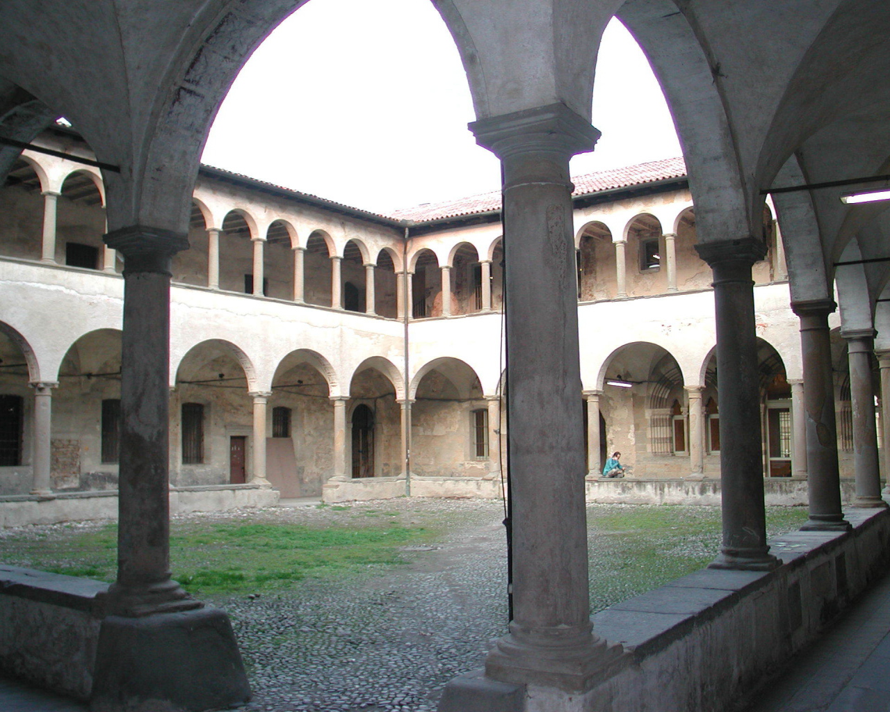 Двор университета в Бергамо, Италия