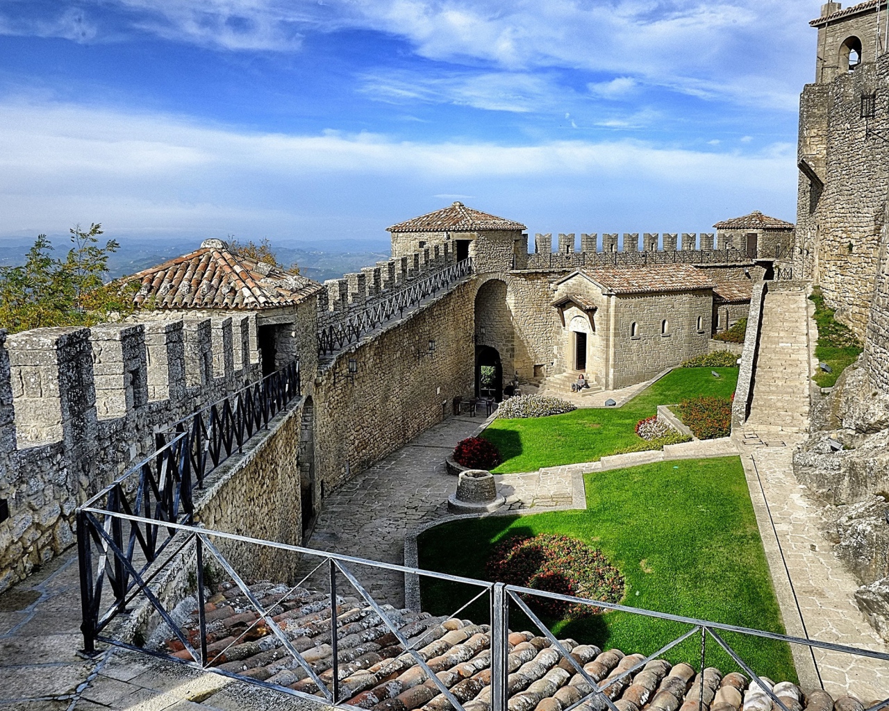 Внутренний дворик в крепости в Сан Марино, Италия