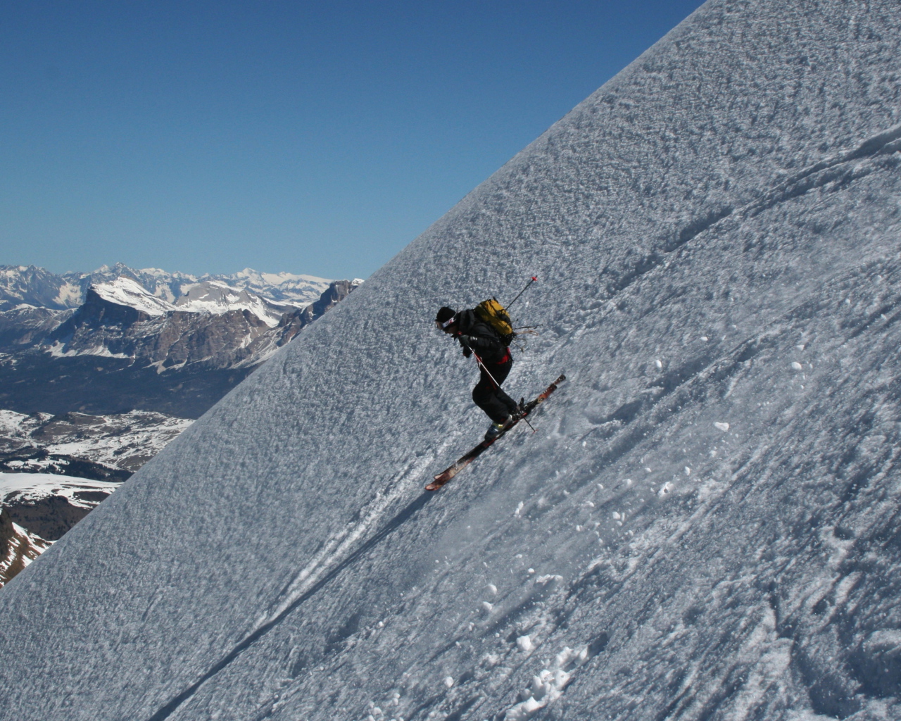 Спуск со склона на горнолыжном курорте Арабба, Италия