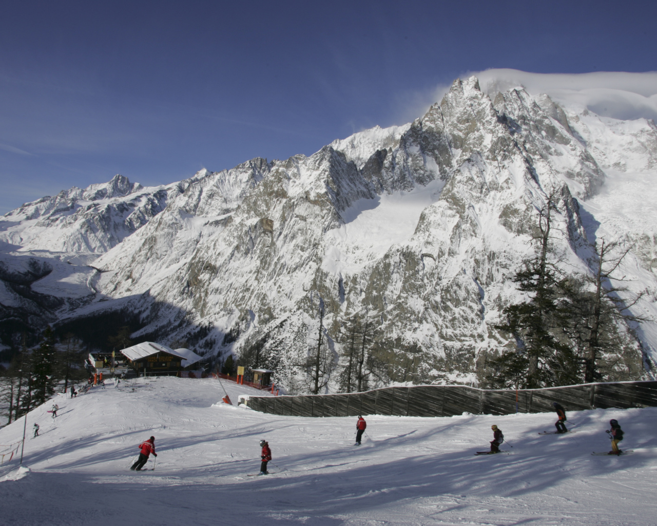 Спуск по лыжной трассе на курорте Курмайор, Италия
