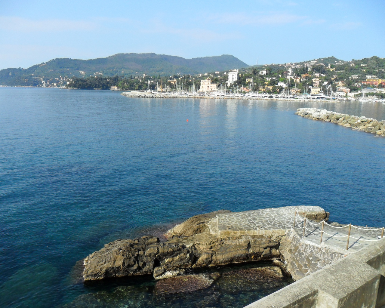 Спуск к причалу на курорте Сан Бартоломео Аль Маре, Италия