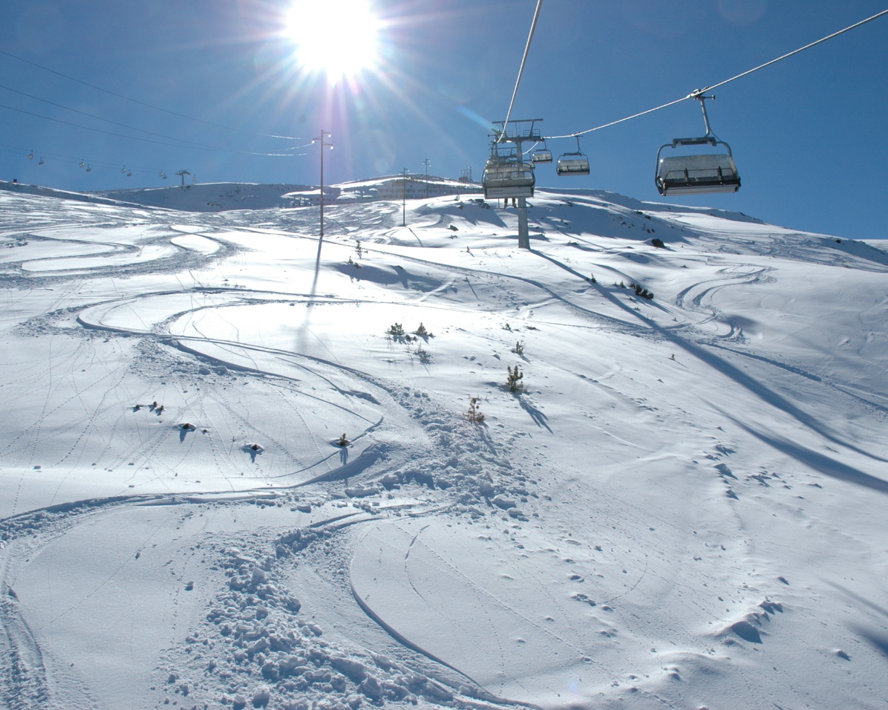 Спуск на лыжах на курорте в Бормио, Италия