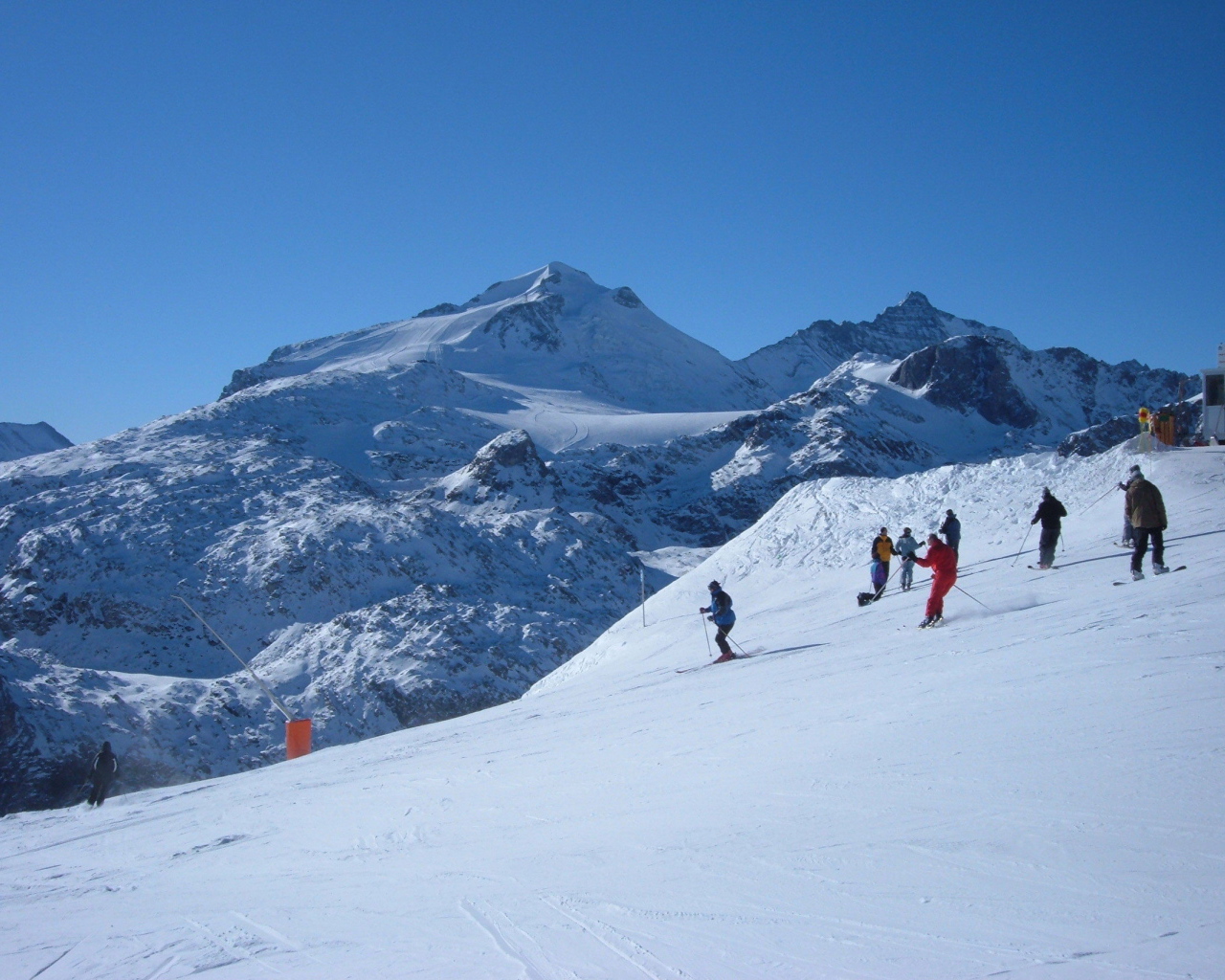 Спуск на лыжах на горнолыжном курорте Кортина д'Ампеццо, Италия