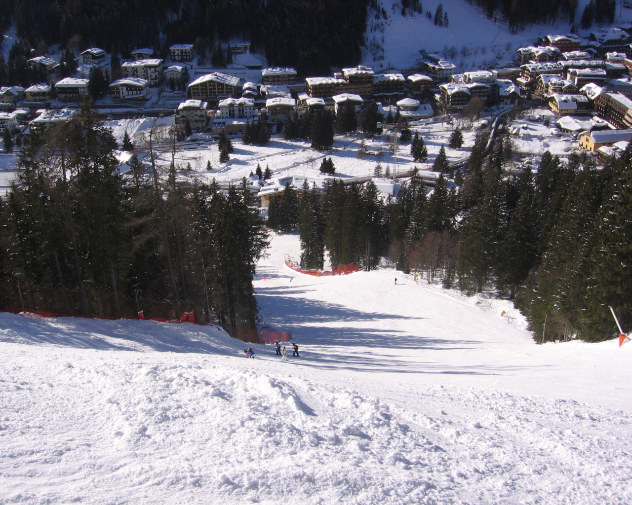 Спуск на лыжах на горнолыжном курорте Мадонна ди Кампильо, Италия