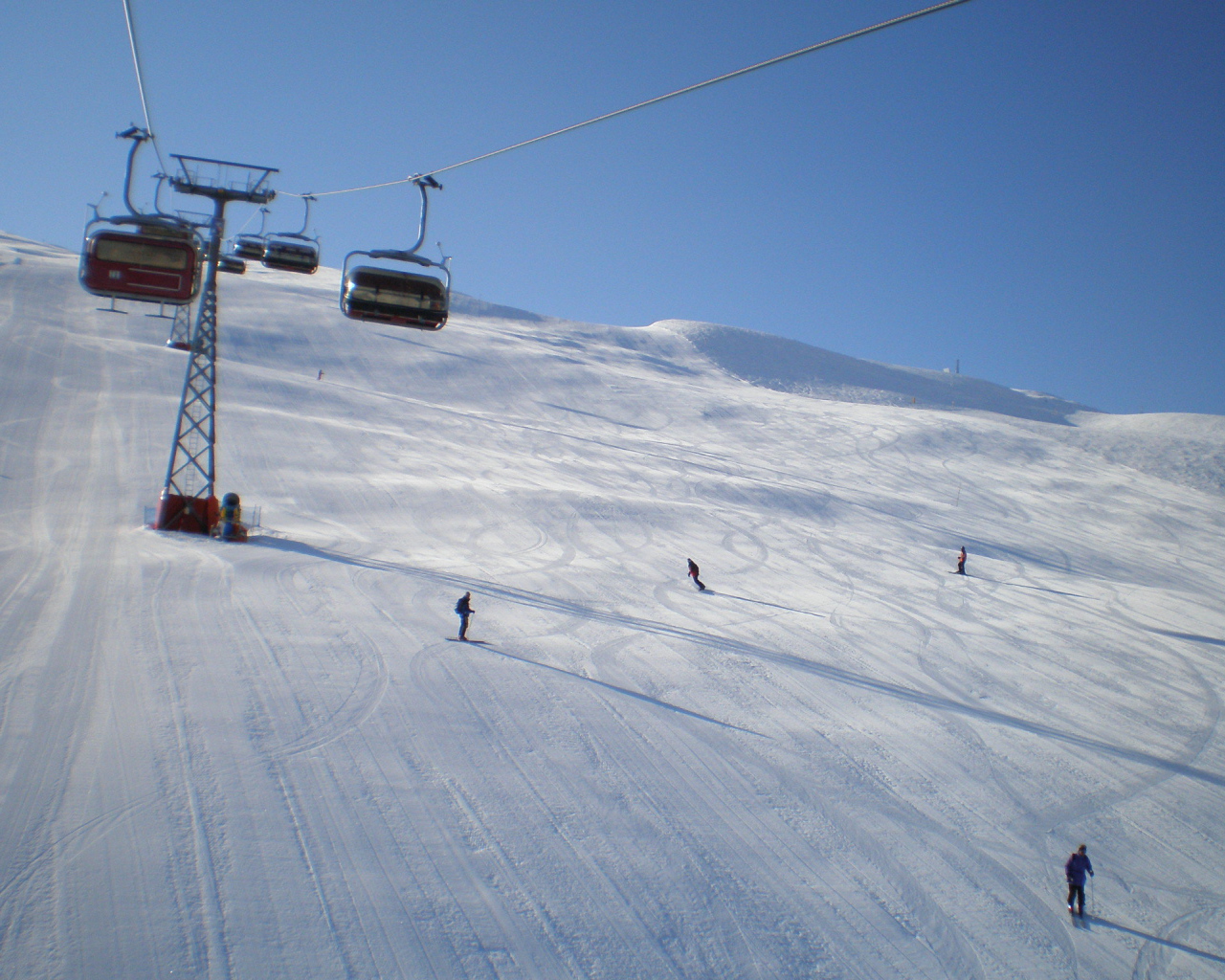 Спуск на лыжах на горнолыжном курорте Валь ди Соль, Италия