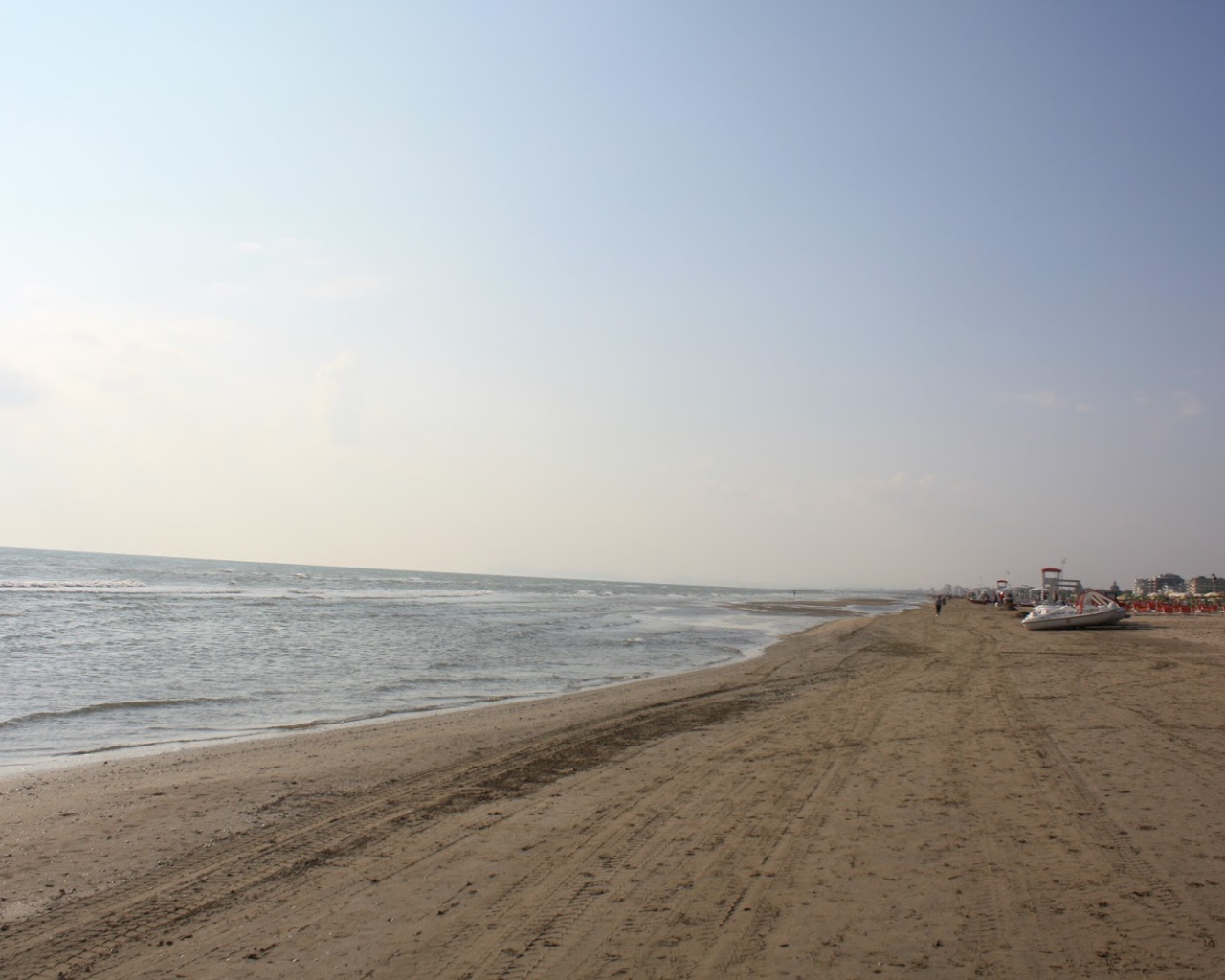 Бескрайний пляж на курорте в Римини, Италия