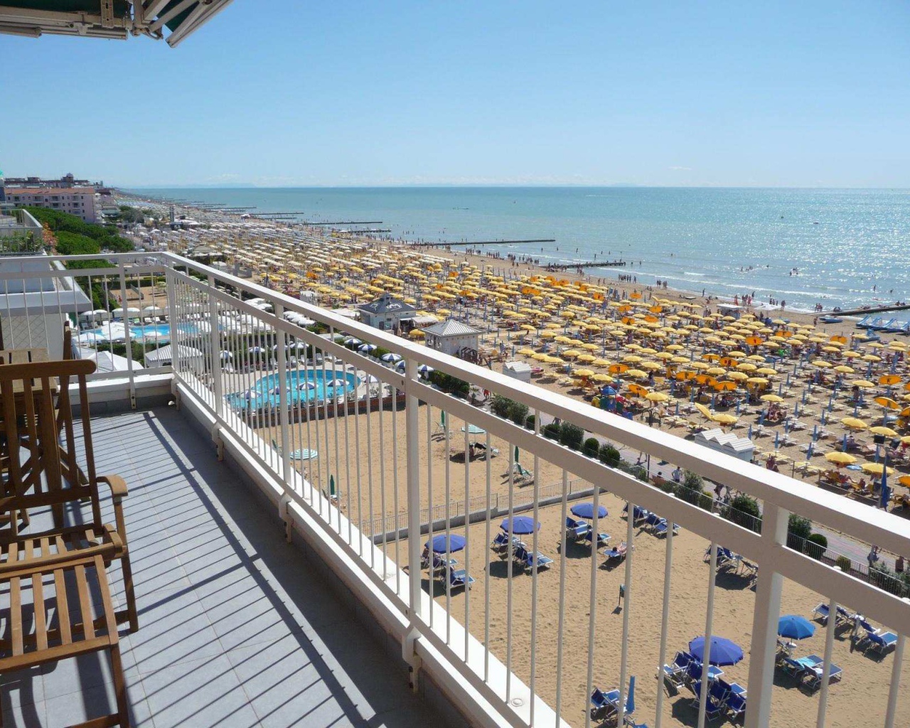 Бескрайний пляж на курорте Лидо ди Езоло, Италия