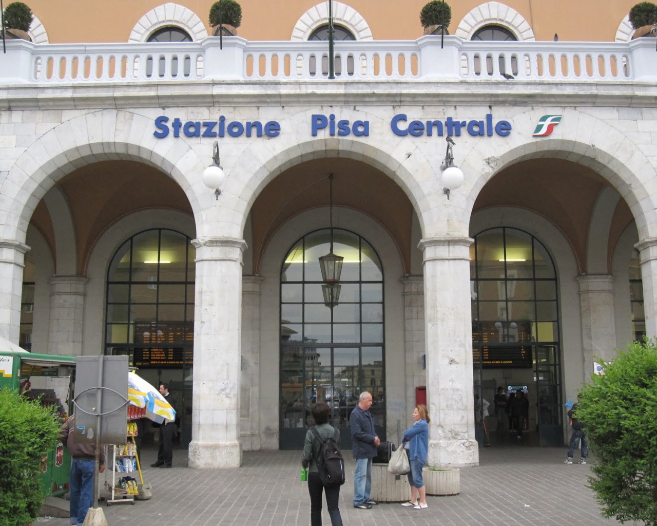 Вход на центральный вокзал в Пизе, Италия