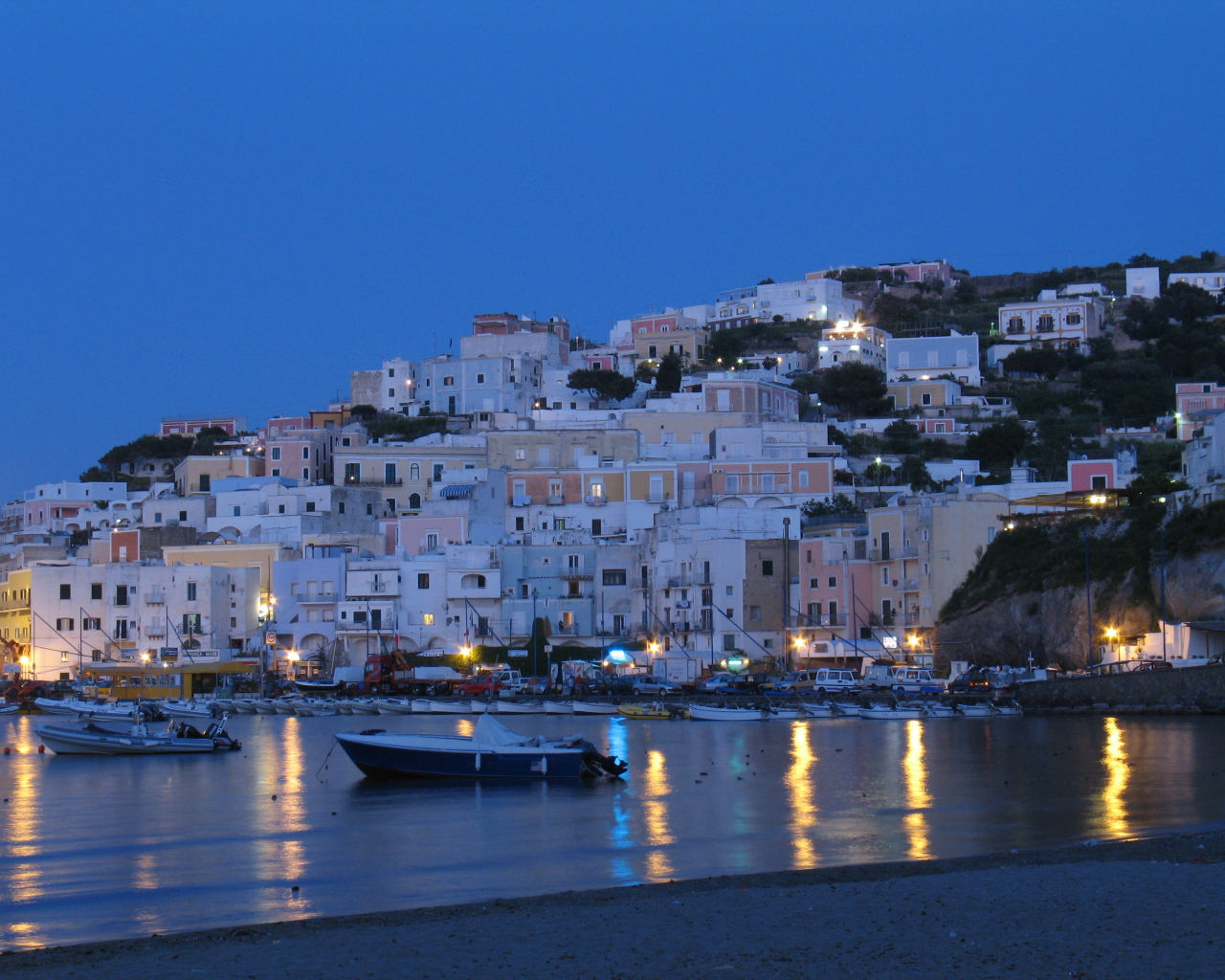 Вечерние огни на пляже на острове Понца, Италия