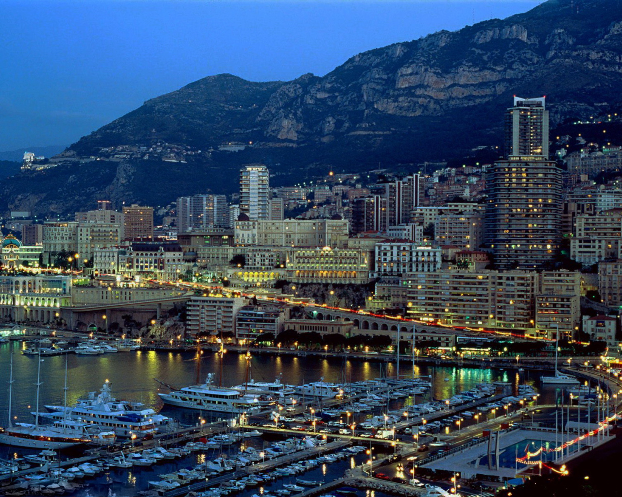 Вечерние огни в Генуе, Италия