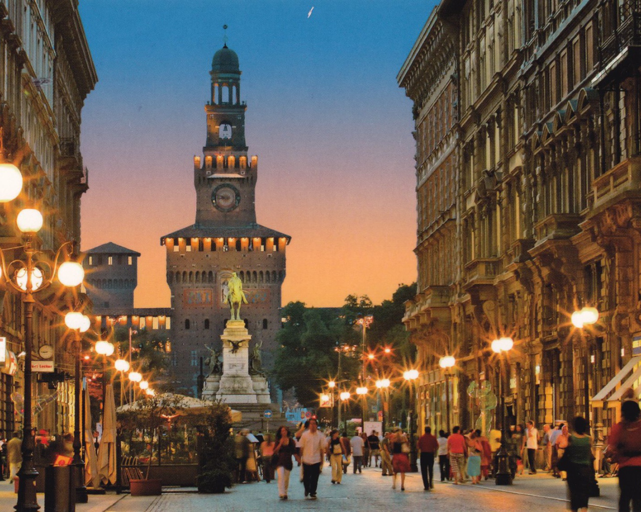 Вечерние огни в Милане, Италия