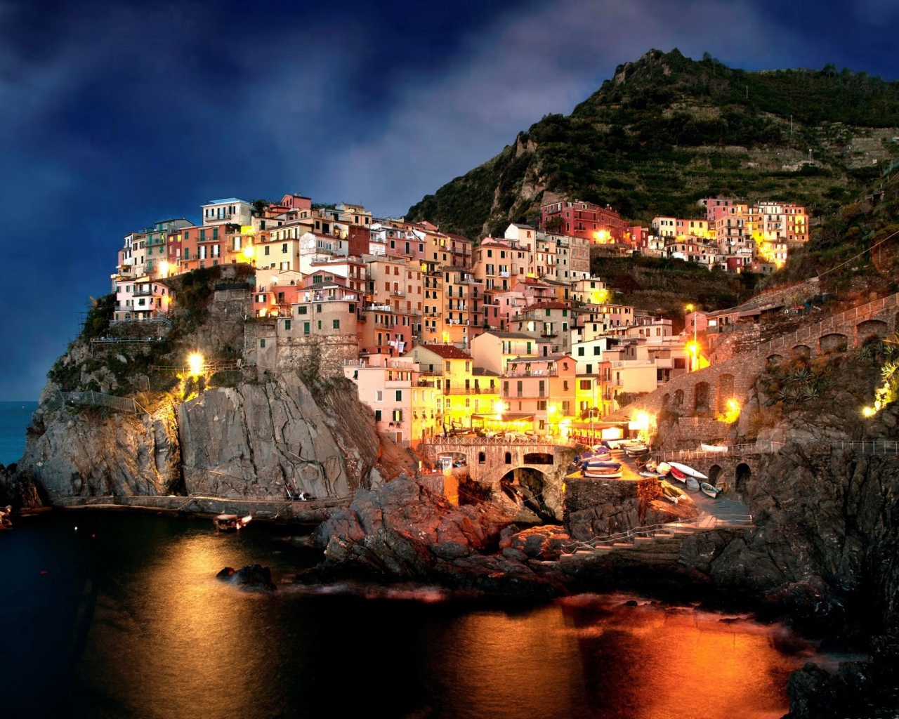 Вечерние огни на курорте Позитано, Италия