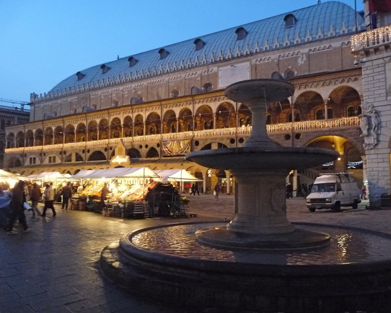Вечерний рынок на площади в Падуе, Италия