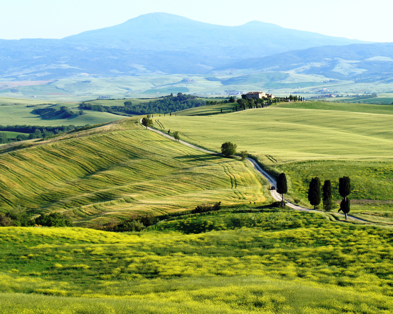 Поля рядом с городом Пьенца, Италия
