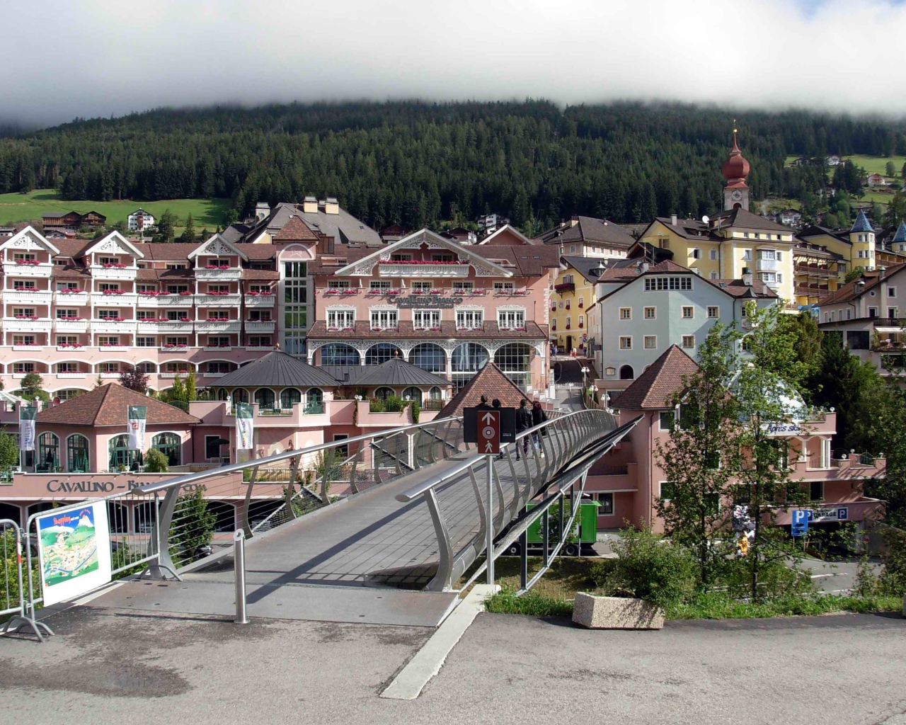 Пешеходный мост на курорте Ортизей, Италия