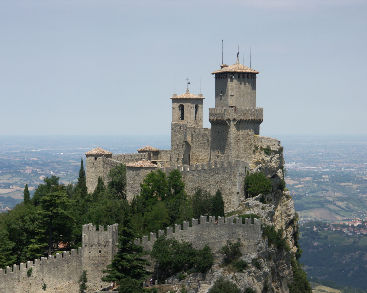 Крепость на вершине горы в Сан Марино, Италия
