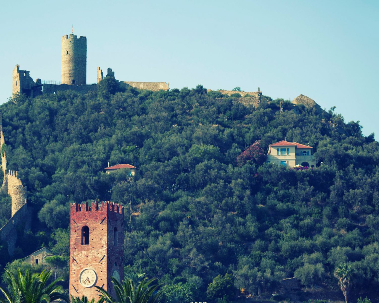 Крепость на горе на курорте Ноли, Италия