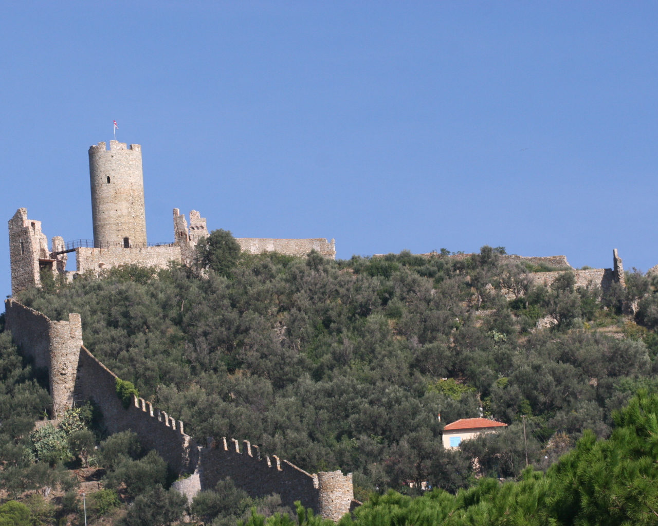 Крепостная стена на курорте Ноли, Италия