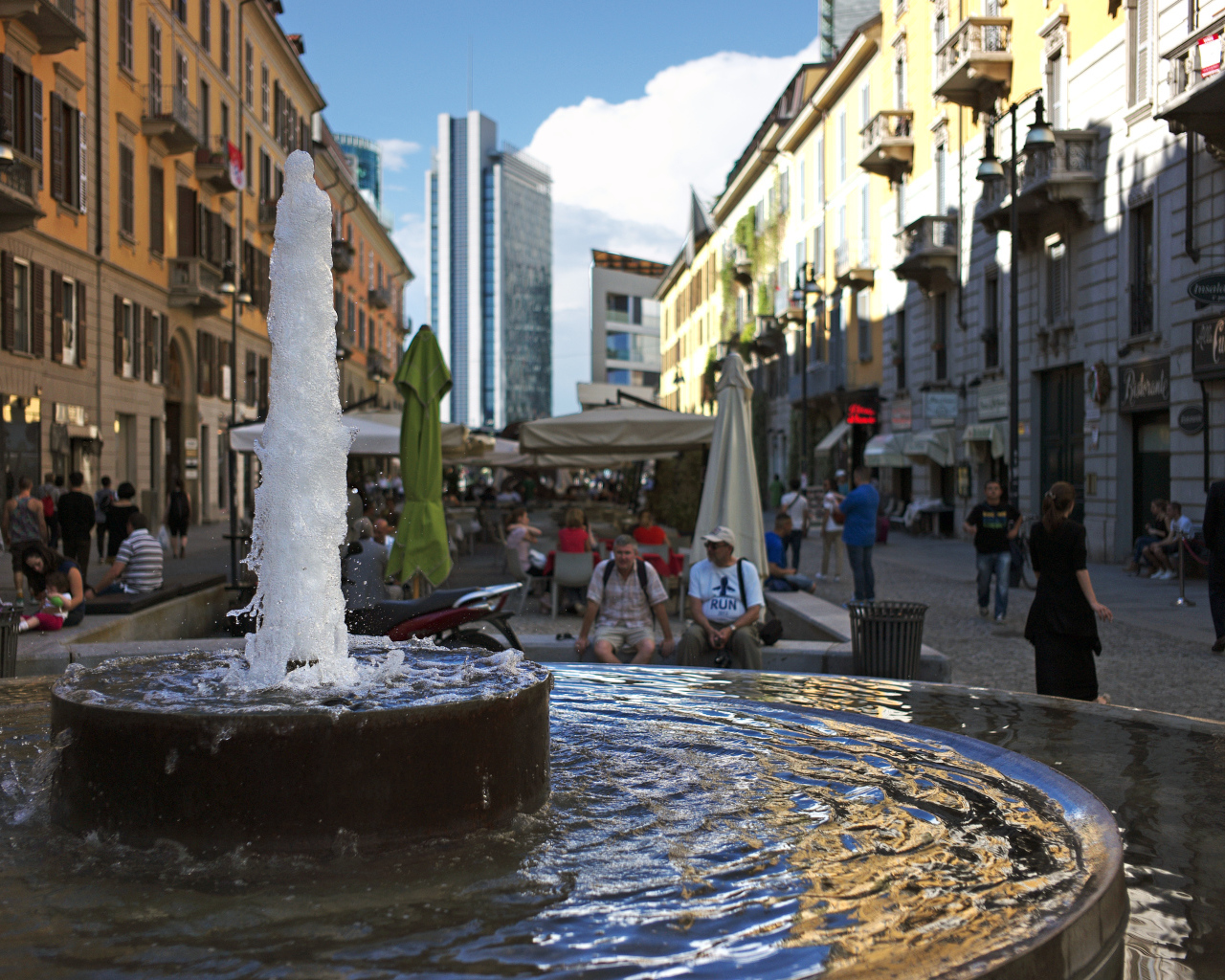 Фонтан на улице в Милане, Италия