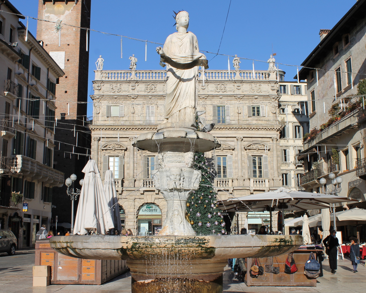 Фонтан на улице в Вероне, Италия