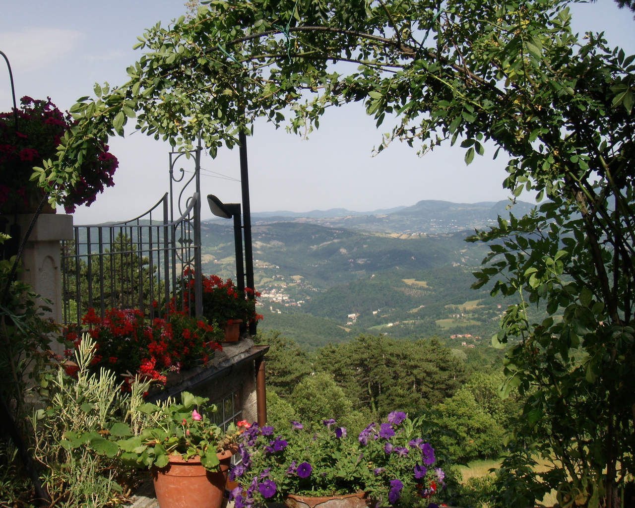 Сад с видом на горы на курорте в Монтекатини Терме, Италия